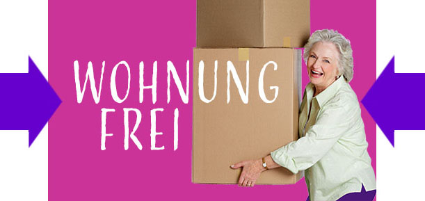 ältere Frau lachend trägt Umzugskisten